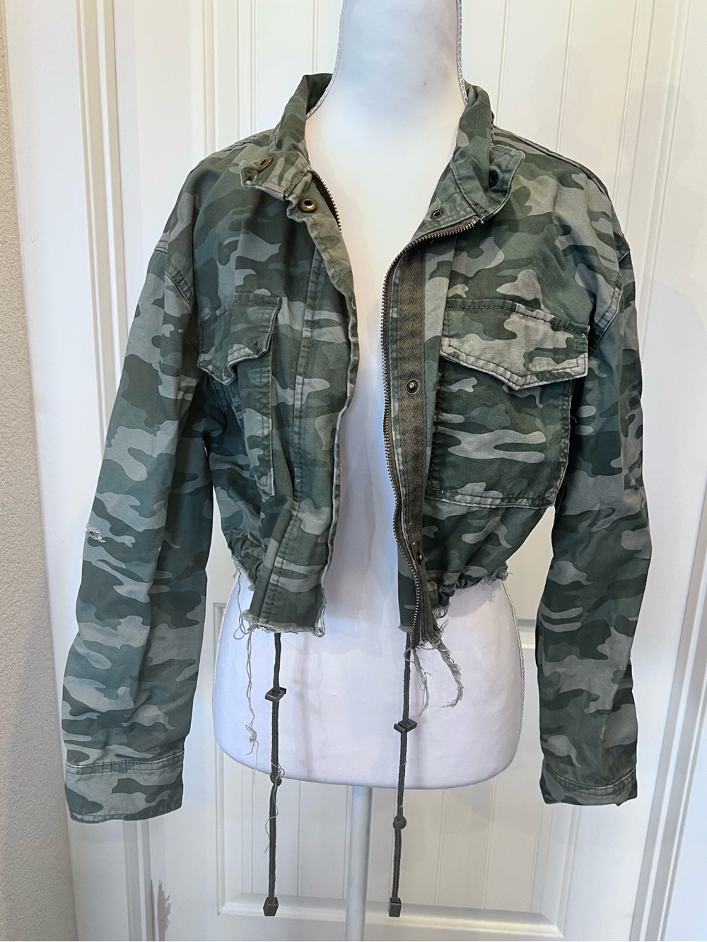 Universal Thread Cropped Camouflage Utility Jacket Cinch Waist Snap Closure Med